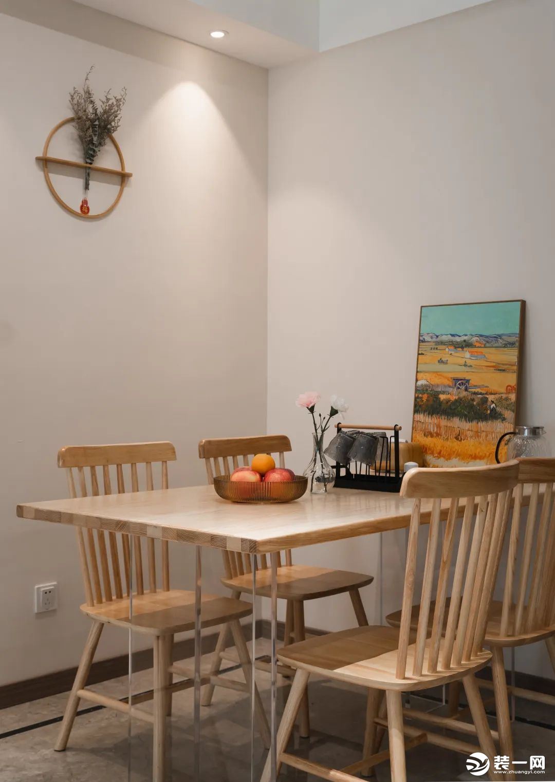 挑选亚克力桌角的悬浮餐桌，轻盈缤纷的油画+原木餐桌椅，调和出平和安定来。没有多余的色彩冗杂，营造自然