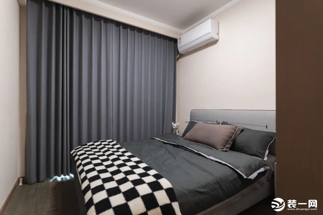次卧，主要作为客房使用，整体选择温柔淡雅的灰蓝为主色调，背景墙以适当留白，构筑一个静谧温和的休憩环境