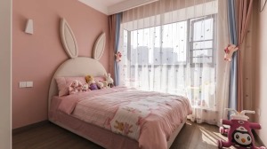 儿童房，以粉色作为主色调来设计，整个背景墙铺刷蔷薇粉乳胶漆，搭配兔子床头，打造出甜美纯真的专属乐园，