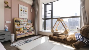 保留阳台飘窗，在此打造亲子互动区。铺设超大地垫，玩偶，木质书架上装满了儿童读物，小小的空间勾勒出温情
