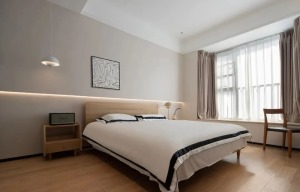 主卧，白色+原木色作为空间基调，背景墙设计半墙拼接处理，衔接处嵌入氛围灯带，搭配床头一盏简约轻盈的白