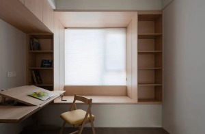 多功能房，白色+原木色温馨自然的配色，一体式的书桌书柜设计，百叶帘明亮均匀，能够更好的利用空间，营造