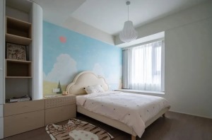 兒童房以簡單清新為主，背景選擇自然清新的卡通壁紙，云朵床頭設計童趣味滿滿，床頭柜連接柜體，設計一列儲