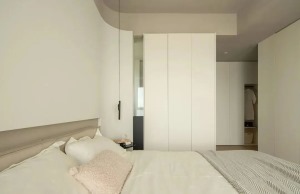 床头转角以弧面凹槽过渡，让睡眠区呈微微包裹趋势，墙面镂空设计10cm间隔，细节处辅以镜面材质点缀，实