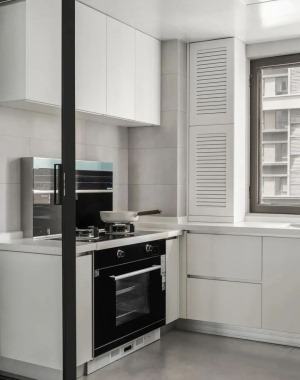厨房，白色系橱柜+U字型台面布局，巧妙结合灰色系墙地面，增加空间层次感，呈现出一种时尚而端庄的现代高