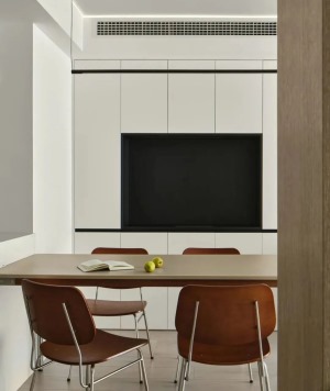 餐厅，磨砂质感的长桌搭配暖色调餐椅，以黑白主色调设计的餐边柜为背景，内嵌式开放设计适合收纳常用物品，