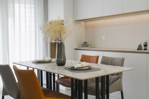 橙灰跳色的餐椅亮丽活泼，辅以干花、绿植装点，营造浪漫优雅的用餐环境。在整体布局上，以最大化的空间陈列