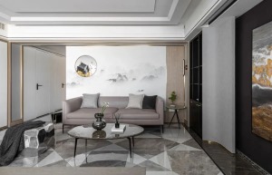 灰色皮质的主体沙发，与空间基调保持一致，背景墙采用淡雅的中式水墨壁画，搭配镜面茶几与创意矮凳，自有一