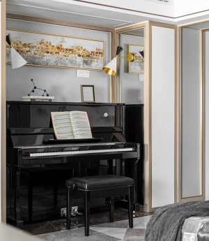 过道处规划出钢琴区，两侧定制高柜嵌入钢琴，让钢琴更像一种工艺品的展示。