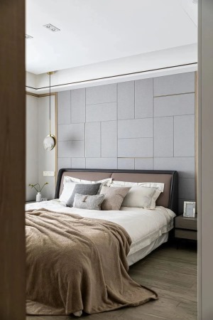 主卧顶部保留大平顶，床头背景采用灰色硬包装饰，黄铜+大理石的结合，彰显出空间的生活品质。整个空间都显