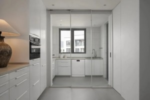 厨房，以吊柜口袋移门隔断，透明质感实现空间扩容感，白色系橱柜定制显得更加通透明亮，在视觉上减少分割，