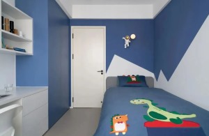 兒童房，運用藍、白色調形成色彩碰撞，成為空間的視覺焦點，墻面上的斜紋壁紙在色彩上與床品呼應，打造清爽