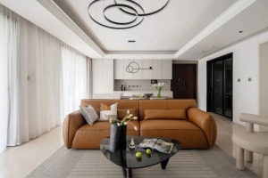 棕色皮艺沙发占据客厅c位，为素雅的客厅增添一抹色彩，搭配小巧的黑玻茶几，整体以温柔质感的色彩搭配，视