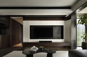 电视背景墙以胡桃色木饰面包边，中间是奶白色岩板构架的电视机位置，格栅线条充满立体感，采用弧面连接阳台