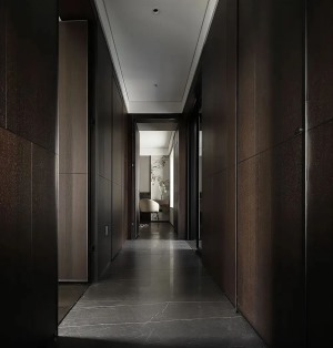 走廊，整面木飾面板上墻，利用燈光的折射效果，打造一個“時光隧道”，無形之中提升過道的縱伸感，拉長過道