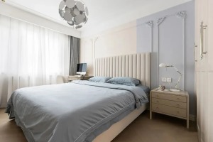 墙面做蓝色块拼色设计，与舒适的床品相呼应，增加空间层次感，奶油色软包高背床头，搭配浪漫法式PU线条