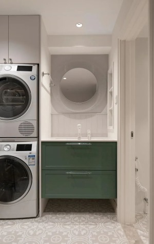 将洗衣烘干机安排在边上，精致设计与便捷生活完美融合。