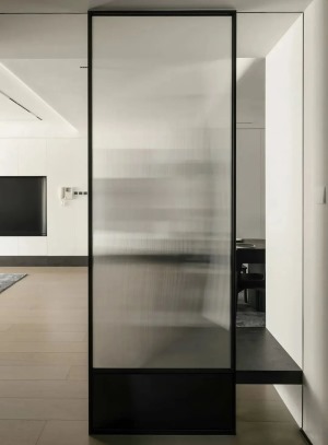 玄关与客厅之间，采用磨砂玻璃作为半隔断，增加室内的独立性与隐私性