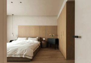 床头背景墙结合木质护墙板，木饰面衔接通顶衣柜，立面造型大方简洁，视觉上衍生空间的整体性