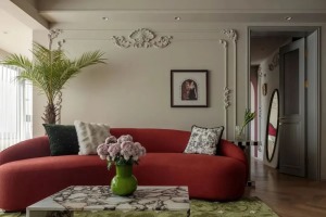 布置古典红弧体沙发营造复古法式感，地毯延续餐厅局部的橄榄绿，法式的浪漫柔和伴随中古风的简约随性。