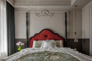 古典红的公主床浪漫感满满，搭配丝绸质感的床品，床头墙面的石膏雕花+罗马柱装饰，法式的宫廷气息在主卧蔓