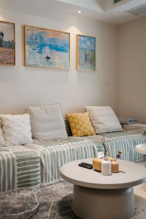 自然清新的布艺沙发，白与黄的抱枕，搭配趣味的蘑菇茶几，柔软轻盈的色调，以多姿多彩的软装，装点平凡却温