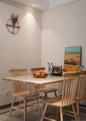 挑选亚克力桌角的悬浮餐桌，轻盈缤纷的油画+原木餐桌椅，调和出平和安定来。没有多余的色彩冗杂，营造自然