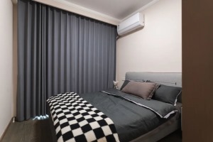 次卧，主要作为客房使用，整体选择温柔淡雅的灰蓝为主色调，背景墙以适当留白，构筑一个静谧温和的休憩环境