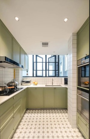 采用玻璃移门将中式厨房分隔开来，与西厨形成实用布局，地面铺贴花砖，抹茶绿橱柜+白色小方砖，空间更显温