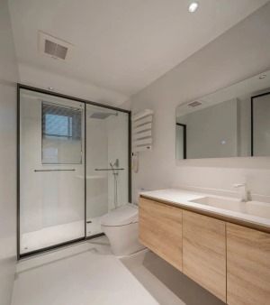 卫生间，墙地面覆盖一层微水泥材质，凸显无缝一体感，浴室柜选择悬挂式，与白色的洗手池搭配，底部空间可以