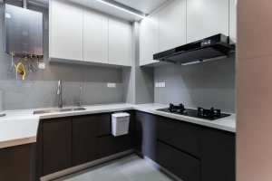 厨房，选用白色系吊柜+灰色落地柜，防水石膏板+筒灯照明，给人以干净、整洁的视觉体验，U字型格局设计