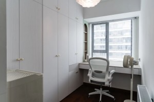 书房，临窗定制悬空式书桌写字台，整体白色实木材质干净又实用，窗户上安装百叶窗，可以调节进光度