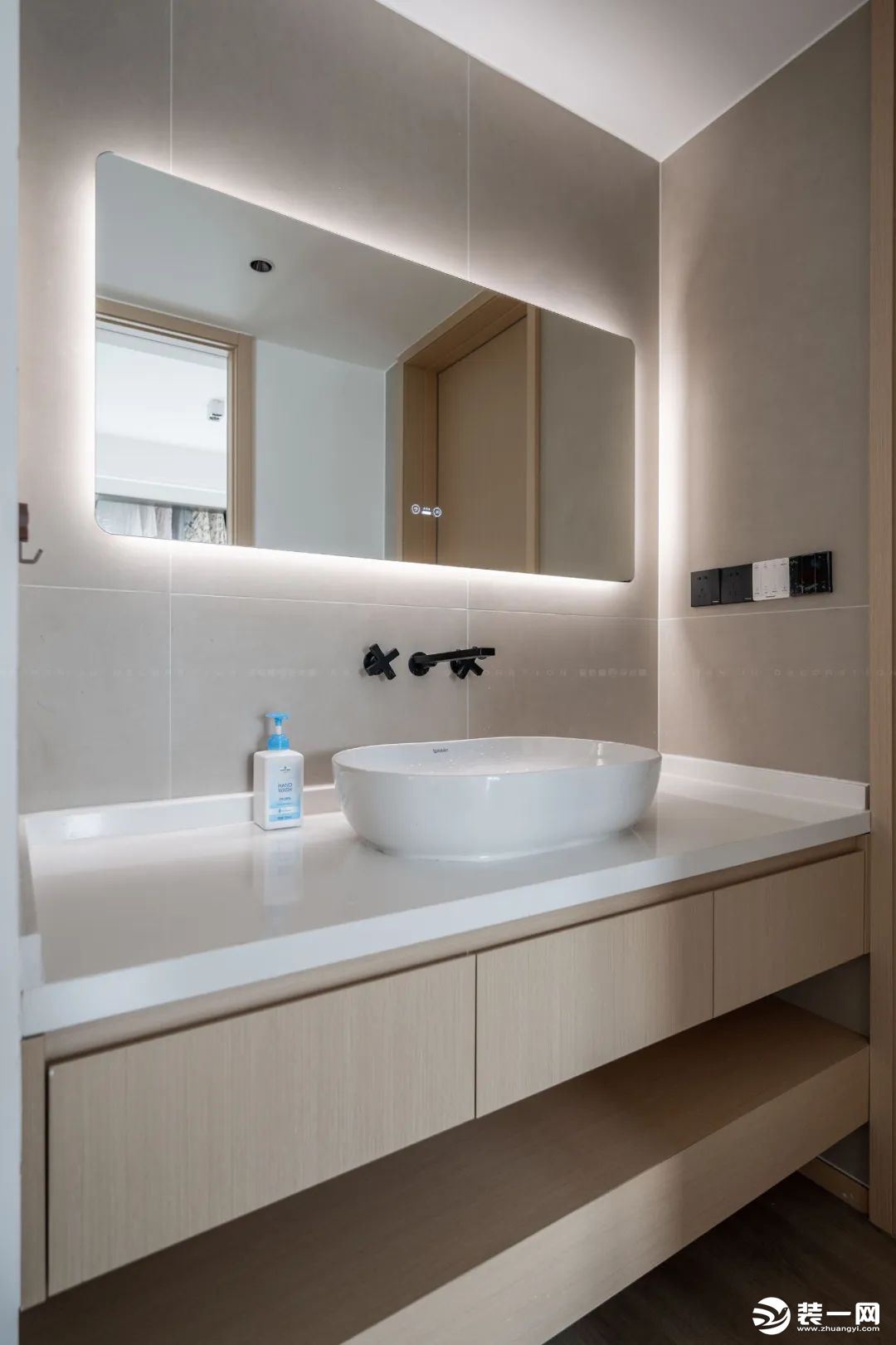卫生间淋浴房做了下沉式处理，单扇玻璃固定，不做推拉门，倒显得空间尤为宽敞，米灰色瓷砖的质感又增加几分