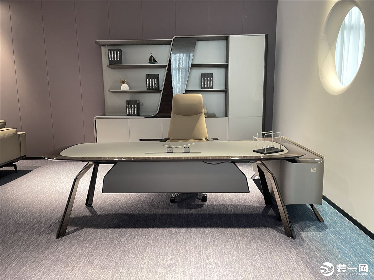 总经理办公室办公桌，宝马灰金属漆+斑马纹镶边，简洁的设计带来时尚的感受