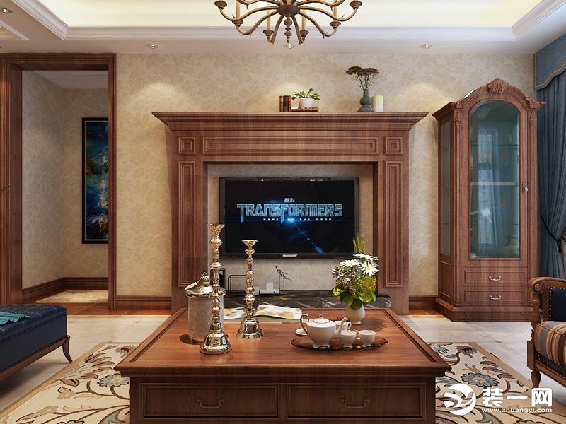 美式风格的客厅，主体以木结构为主，壁炉造型的电视背景墙，座钟的展示柜，各种美式元素带来异域的风情