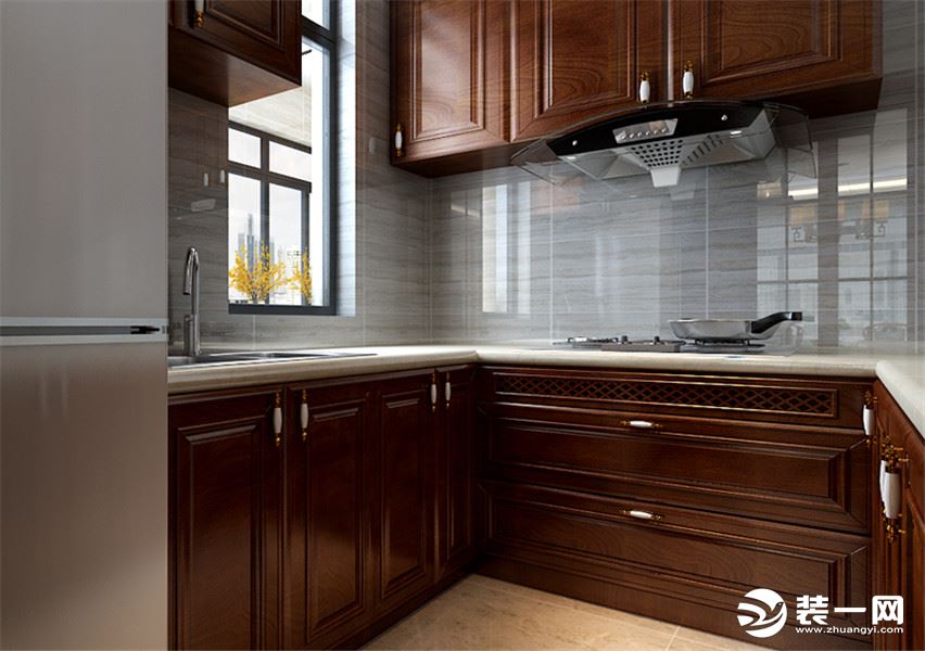 厨房简洁大方，高柜又是方便储物和嵌入电器的选择