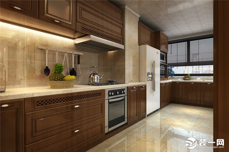 厨房L行设计，高柜的设计，也增加了空间储蓄能力，电器做了嵌入式处理，整洁又方便。