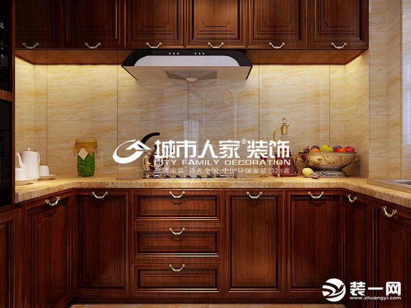 厨房宽大整洁，结构分明，深色橱柜上金色拉环点缀，与金色墙砖遥相呼应。