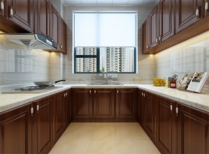 厨房整体颜色明亮，橱柜采用深色实木，整体简单大方。