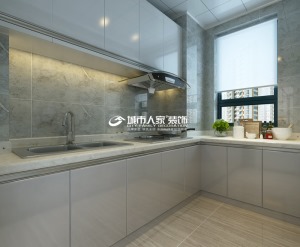 厨房整体白色壁橱柜设计，干净整洁，地砖上墙，空间看起来简洁大方。