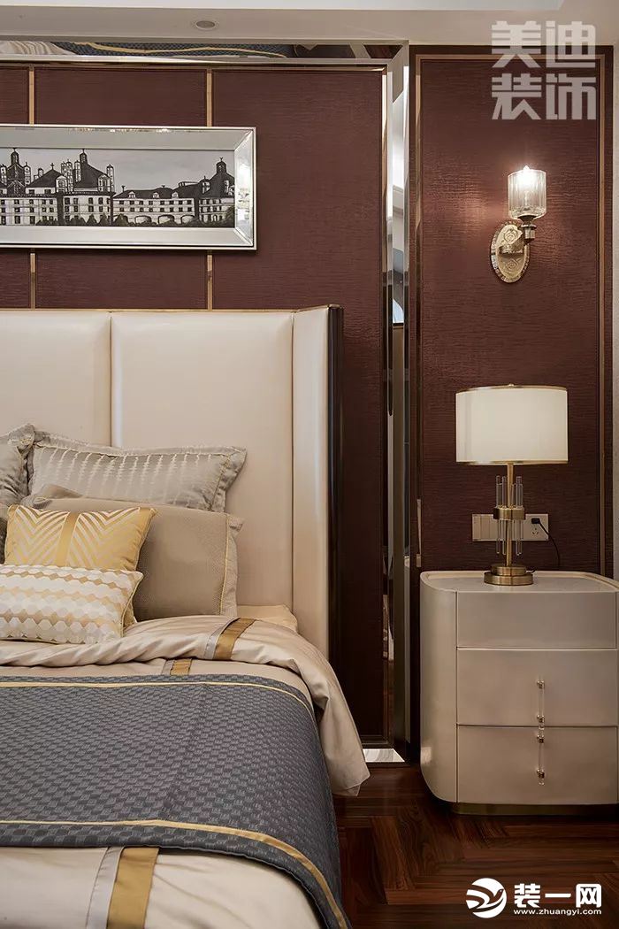 ▲主卧  主卧室采用了暖色系，巧妙的加入金属材质、卡其色元素，实木拼接地板，线条简单的家具，错落有序