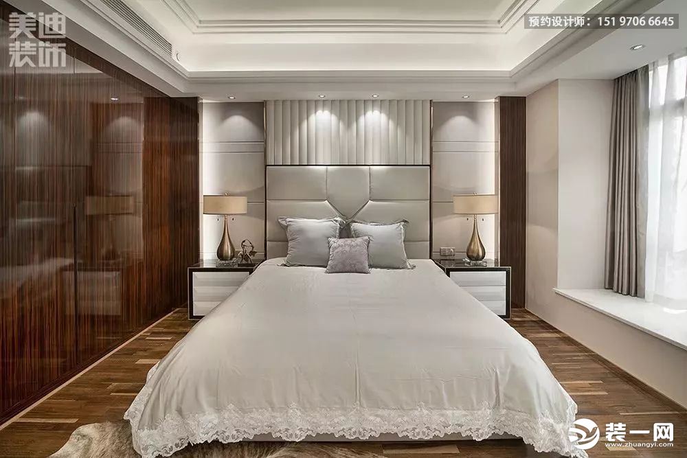 木质墙面，高级灰色调布艺沙发予人冷静安谧的视觉感受，整体设计透露出高级感，更加注重品质细节。