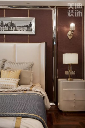 ▲主卧  主卧室采用了暖色系，巧妙的加入金属材质、卡其色元素，实木拼接地板，线条简单的家具，错落有序