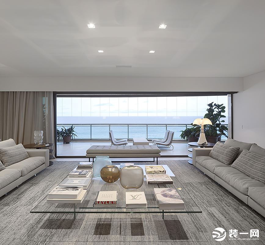 现代化的客厅，大大的落地窗，在客厅无论是待客还是休闲，都能充分的吸收阳光和新鲜空气