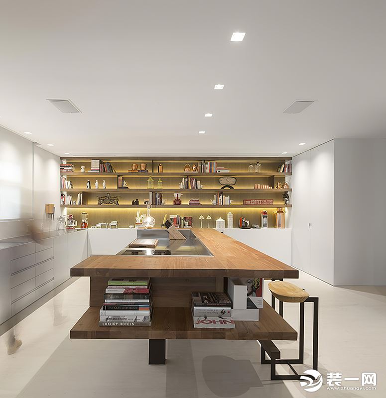 厨房区域用简洁纯净的白色做主调，而集合操作台与隔断一体的实木桌，与远端的墙面储物架交相呼应