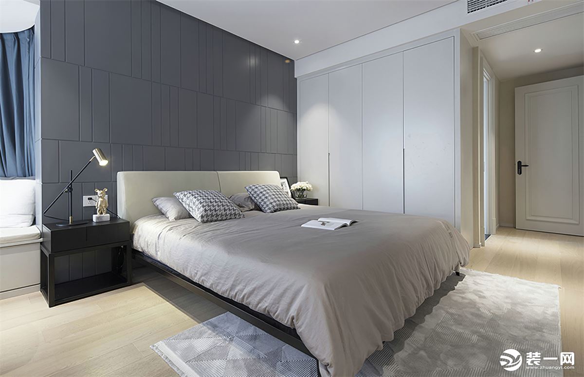 简洁舒服是整个卧室设计的主要方向，设计师在空间中通铺原木色地板，让整个卧室更温润静谧