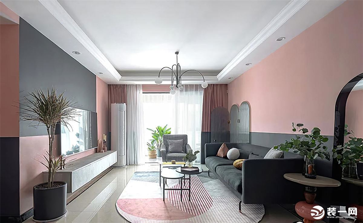 客厅内色彩选择以简单舒适为主，拼色墙面在造就空间高级感的同时，还带来了不一样的视觉体验