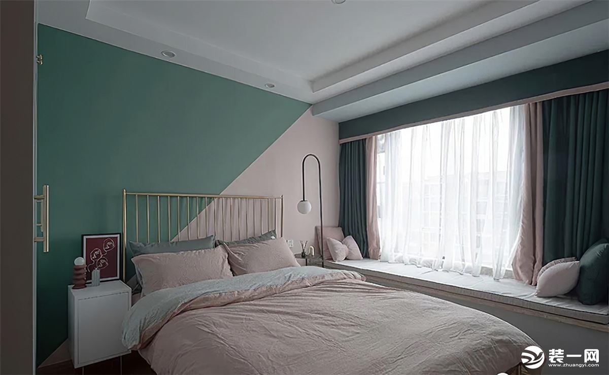 简洁安静的主卧是空间设计的重点，床头墙面亦然选择了拼色造型，粉色与翠绿相互衬托融合