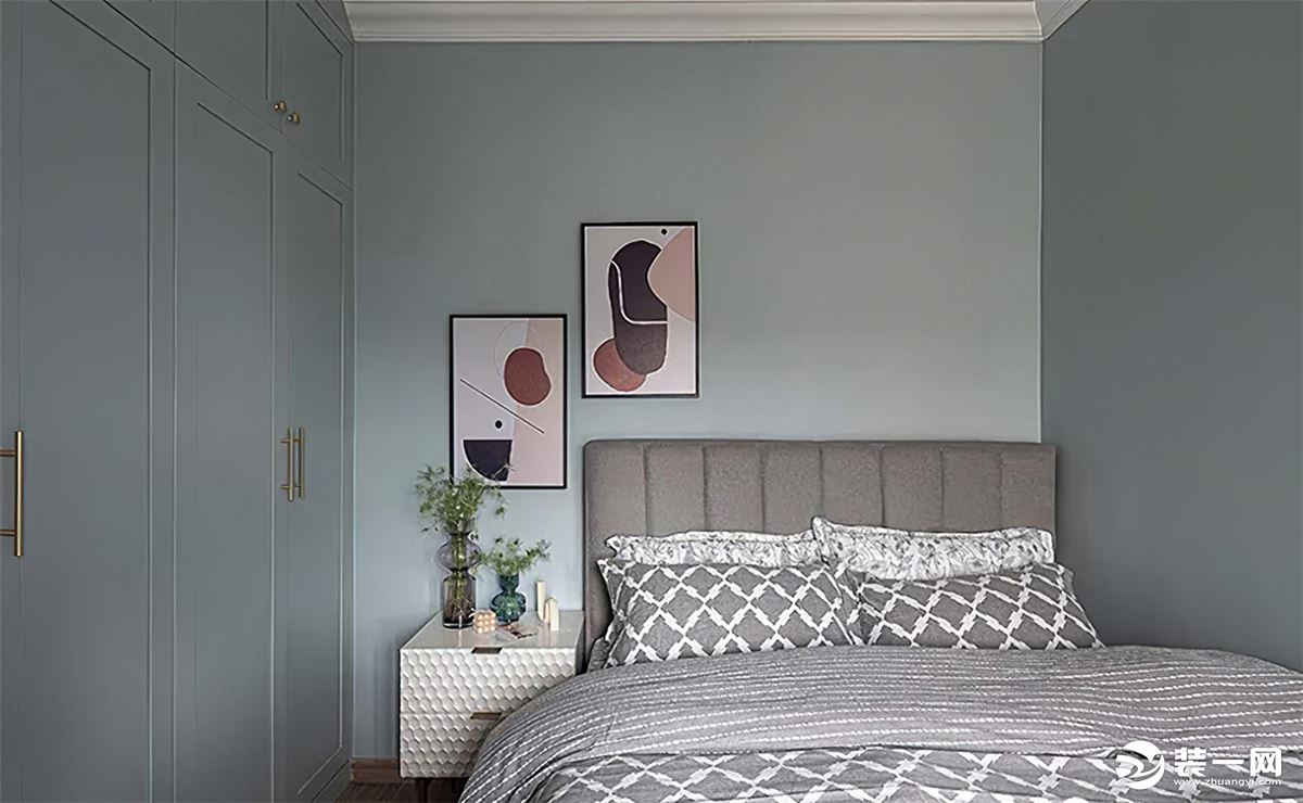 次卧灰色的床品搭配上浅绿色调的墙面与衣柜，再配上精美的装饰画、雪白的床头柜以及绿植的点缀