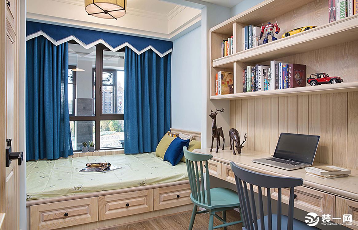 书房在配色上设计师反其道而行之，蓝色的墙面和窗帘、绿色的床品，再加以温暖的原木定制书柜进行搭配